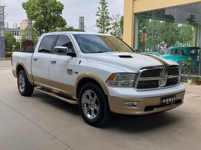RAM Trucks 1500 5.7 L