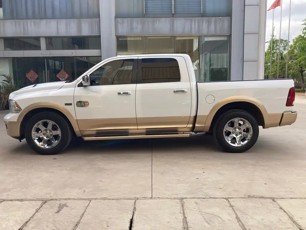 RAM Trucks 1500 5.7 L