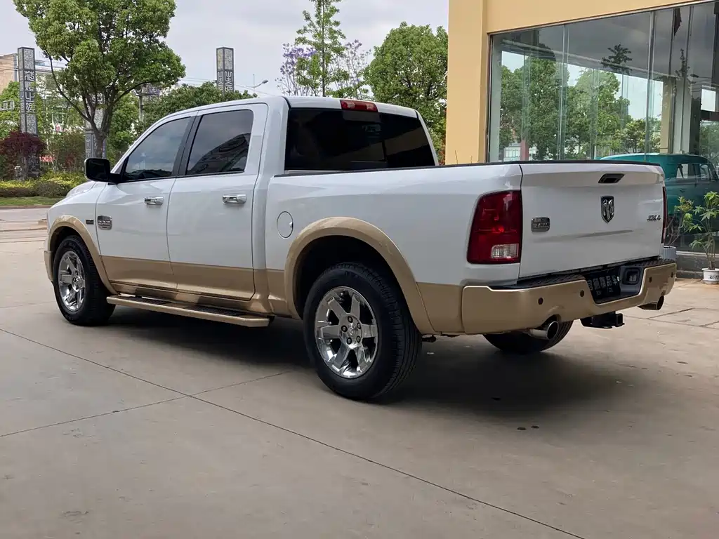 RAM Trucks 1500 5.7 L