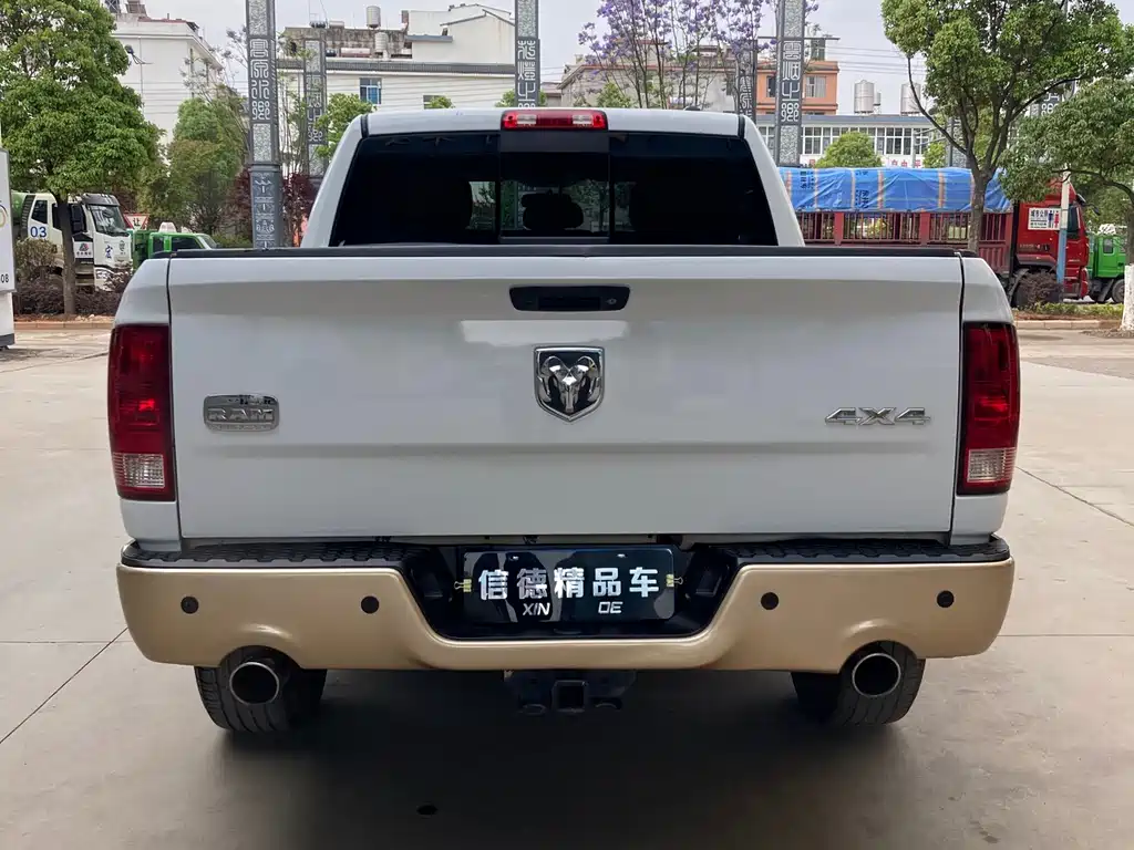 RAM Trucks 1500 5.7 L
