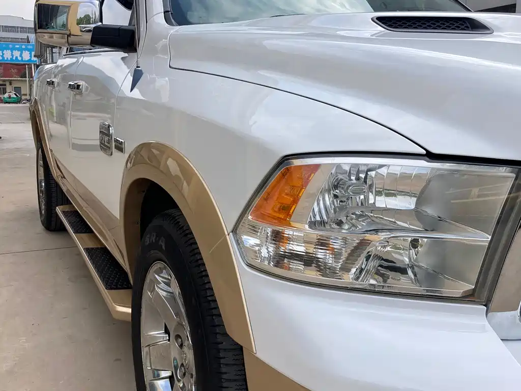 RAM Trucks 1500 5.7 L
