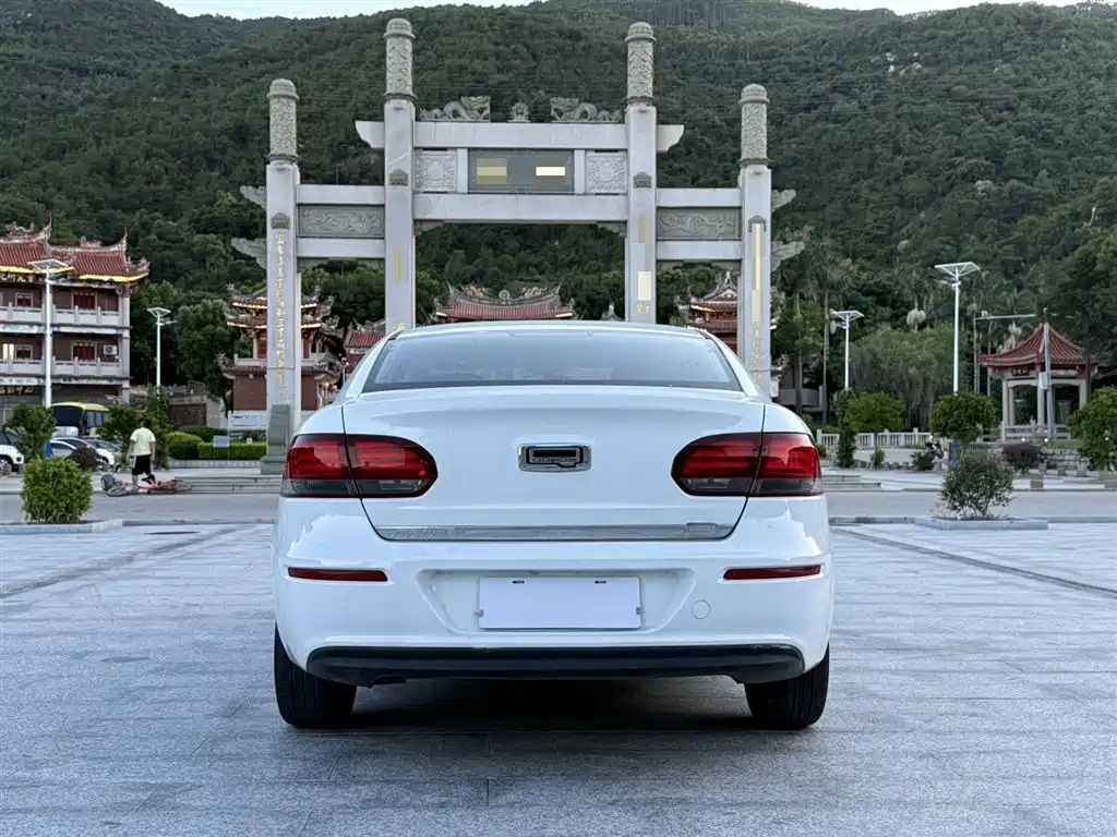 Qoros 3 观致3 2018款 三厢 1.6 L 自动尊享型