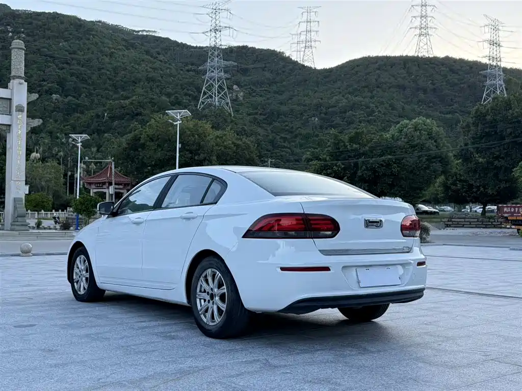 Qoros 3 观致3 2018款 三厢 1.6 L 自动尊享型