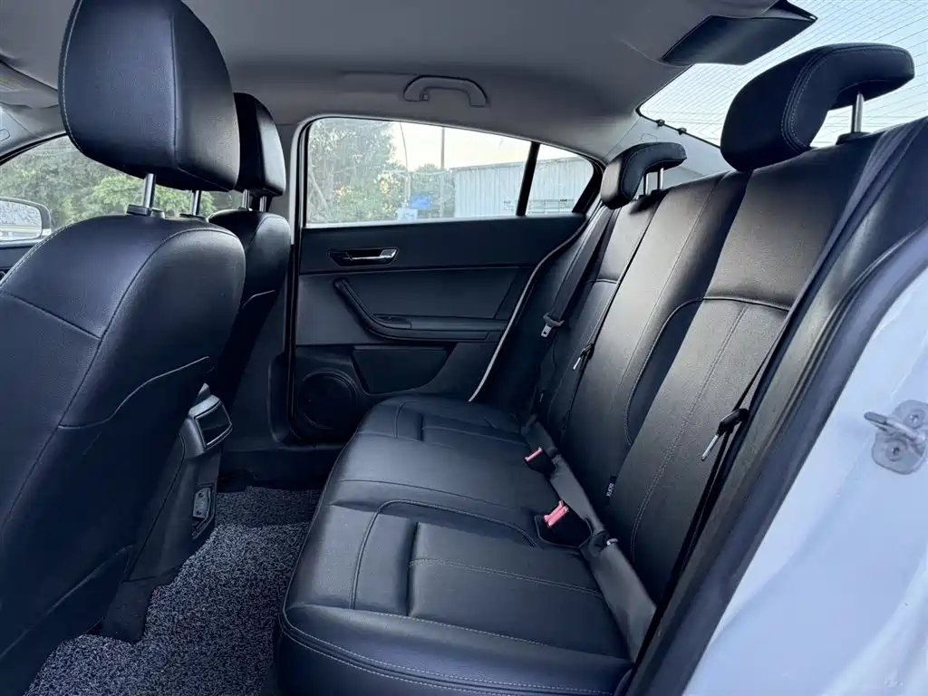 Qoros 3 观致3 2018款 三厢 1.6 L 自动尊享型