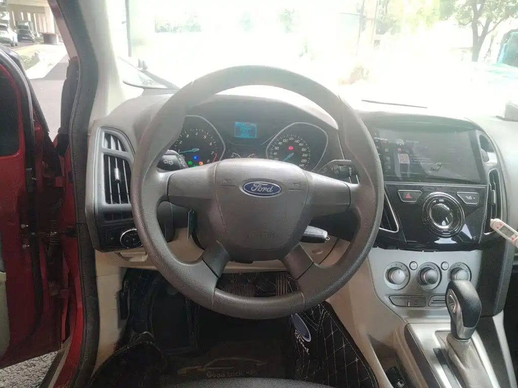 Focus Sedan 1.6 L Auto Comfort