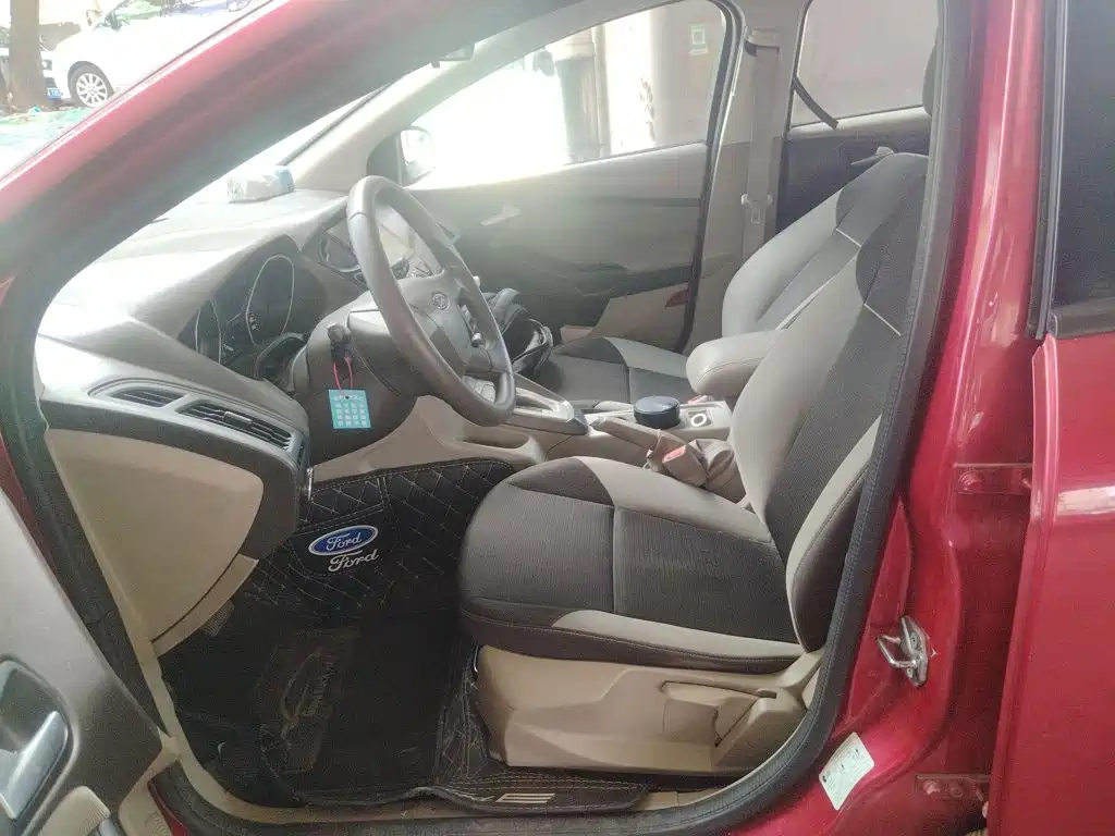 Focus Sedan 1.6 L Auto Comfort