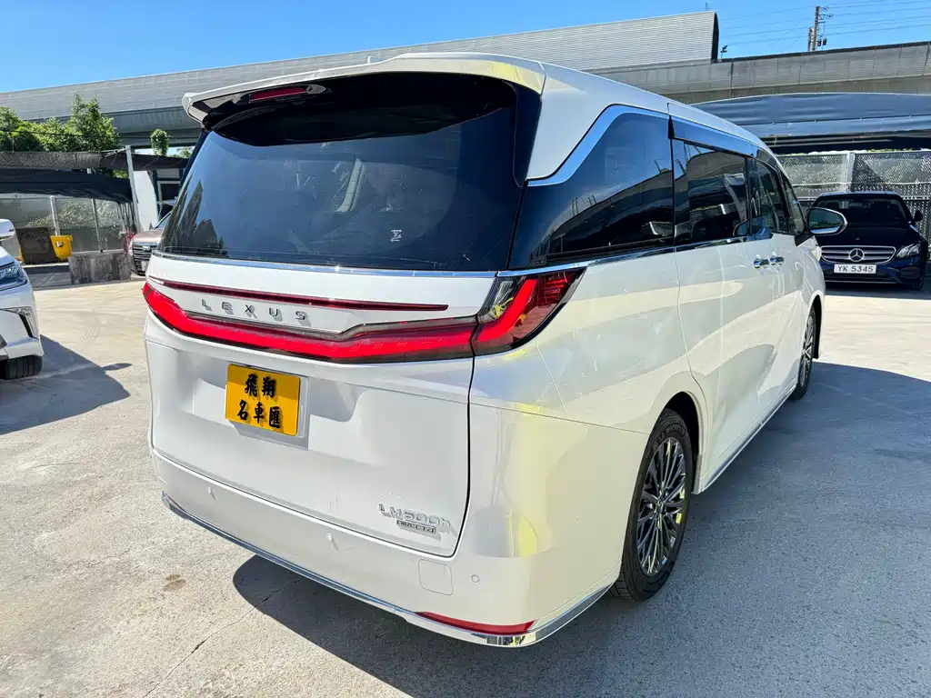Lexus LM 500 h