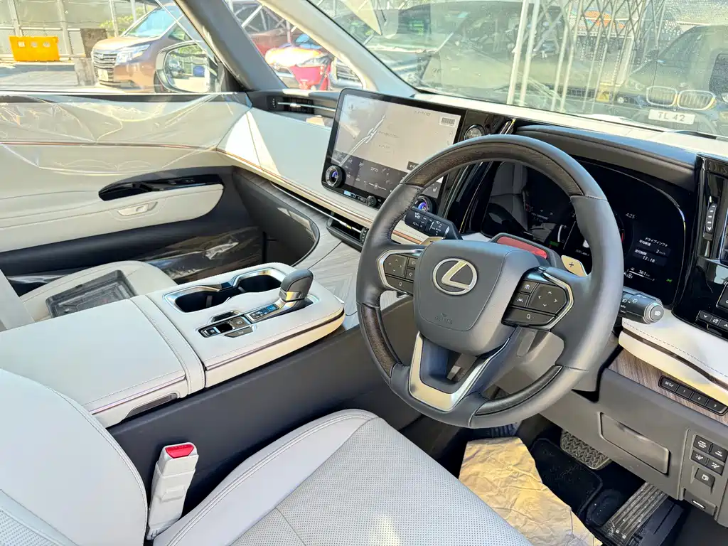 Lexus LM 500 h