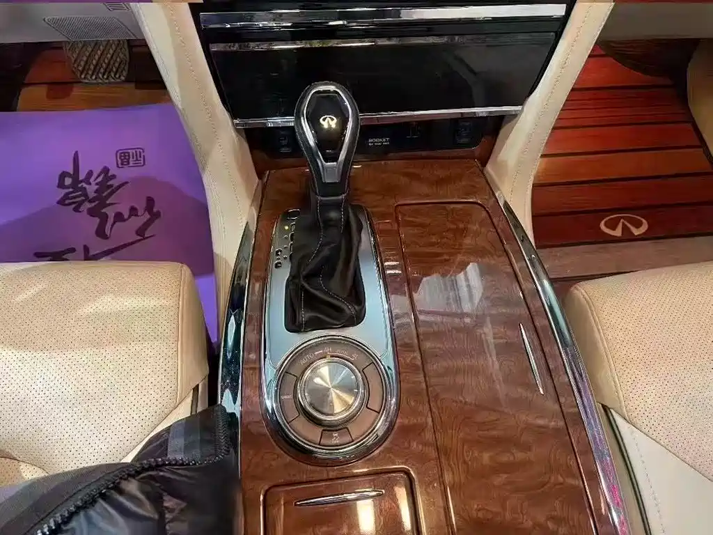 Infiniti QX80 5.6 L Middle East