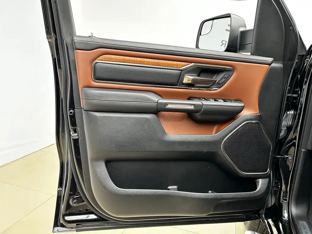 RAM Trucks 5.7 L Longhorn US Spec