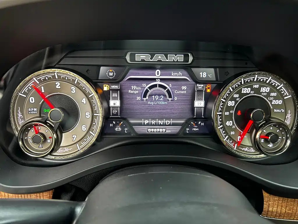 RAM Trucks 5.7 L Longhorn US Spec