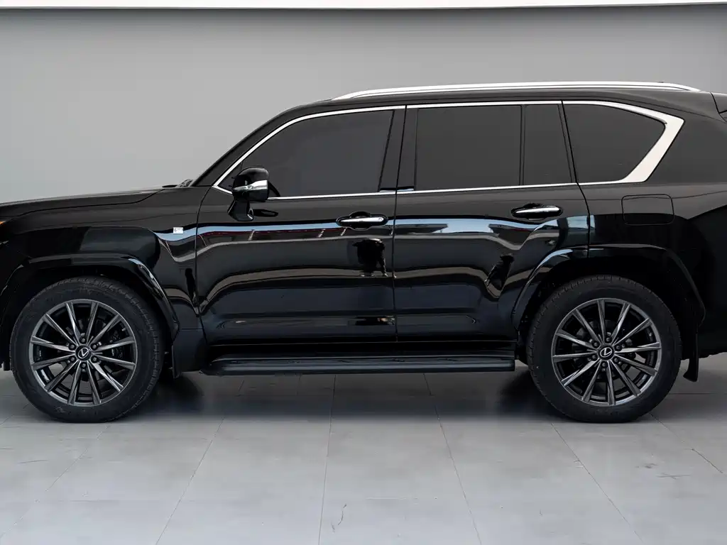Lexus LX 600