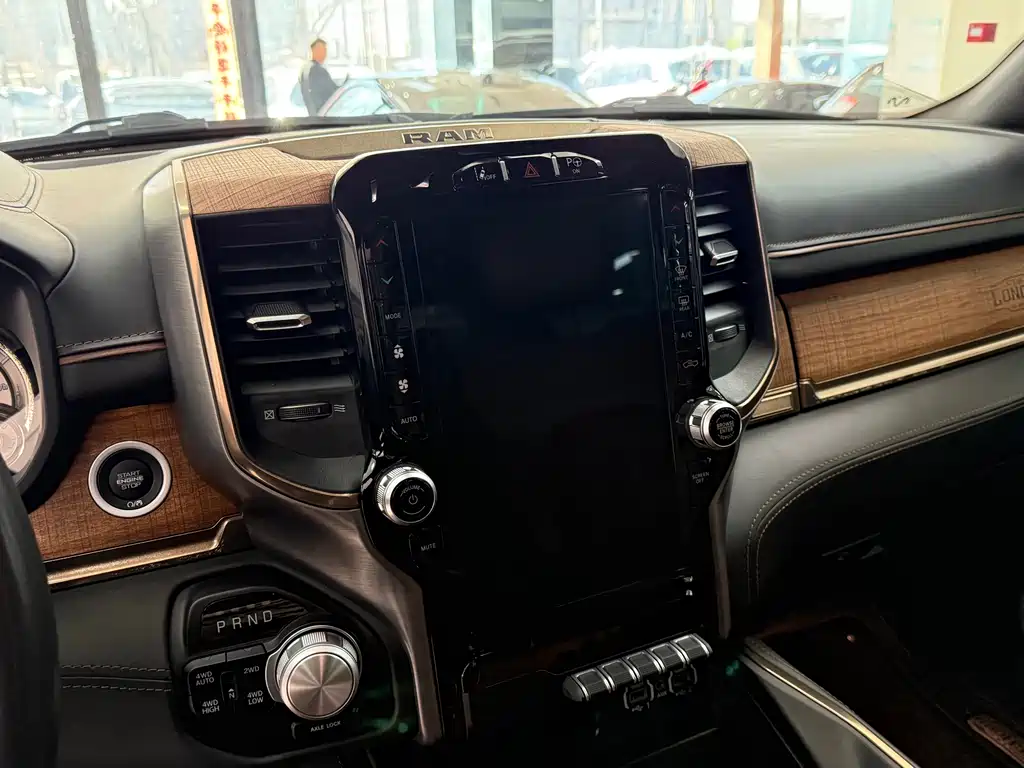 RAM Trucks 5.7 L Auto