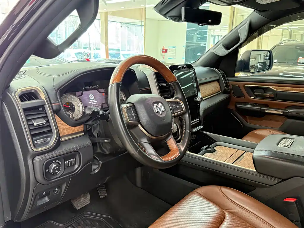 RAM Trucks 5.7 L Auto