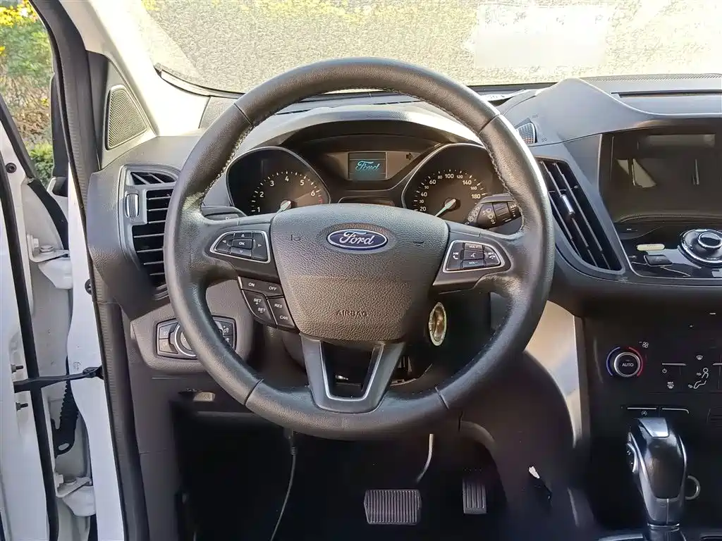 Kuga EcoBoost 180 2 WD Platinum Wing
