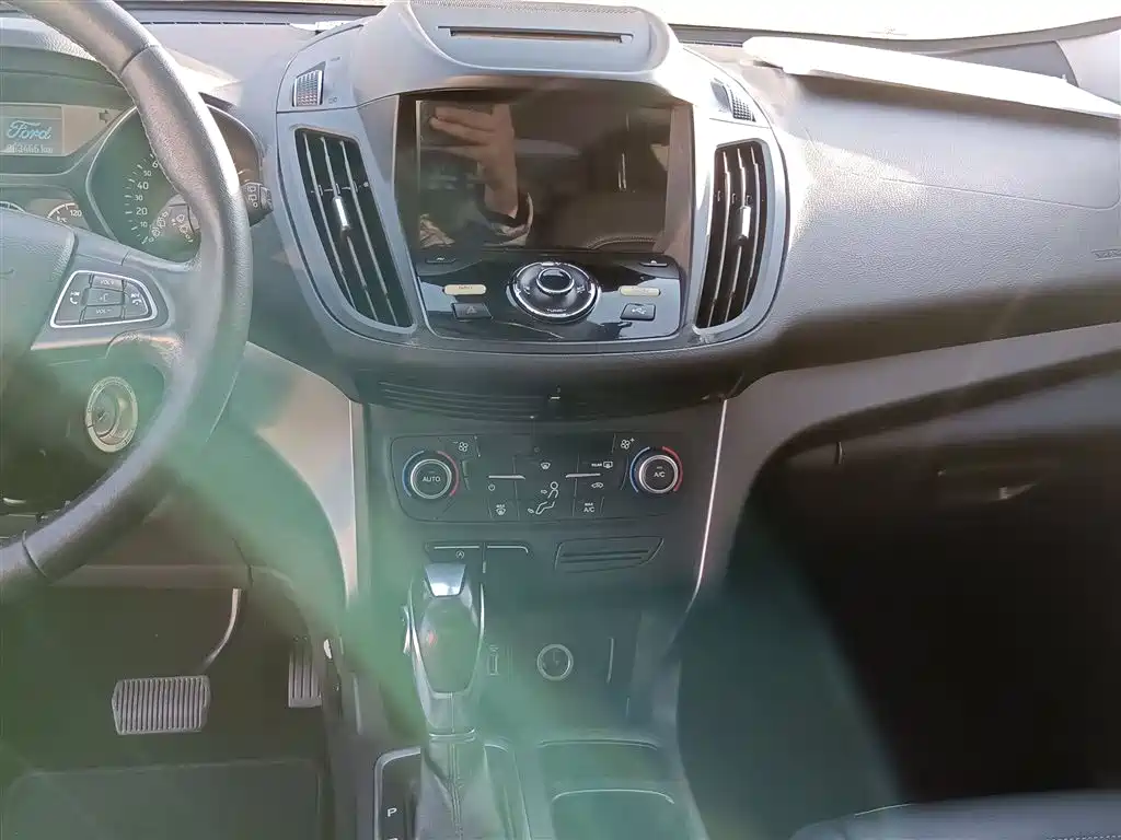 Kuga EcoBoost 180 2 WD Platinum Wing