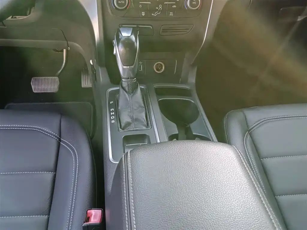Kuga EcoBoost 180 2 WD Platinum Wing