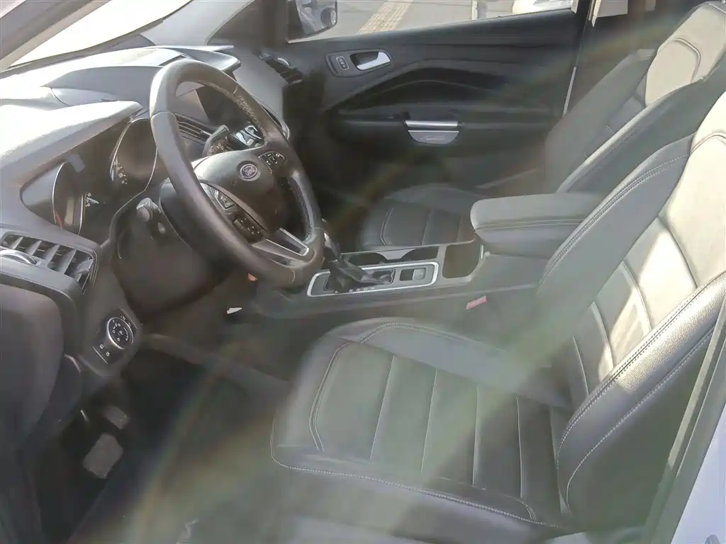 Kuga EcoBoost 180 2 WD Platinum Wing