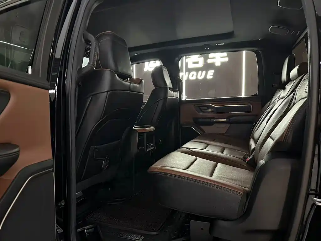 RAM Trucks 5.7 L Auto
