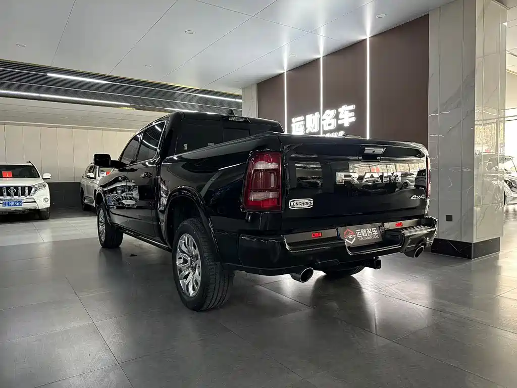 RAM Trucks 5.7 L Auto