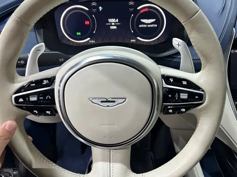 Aston Martin DBX 4.0 T V8