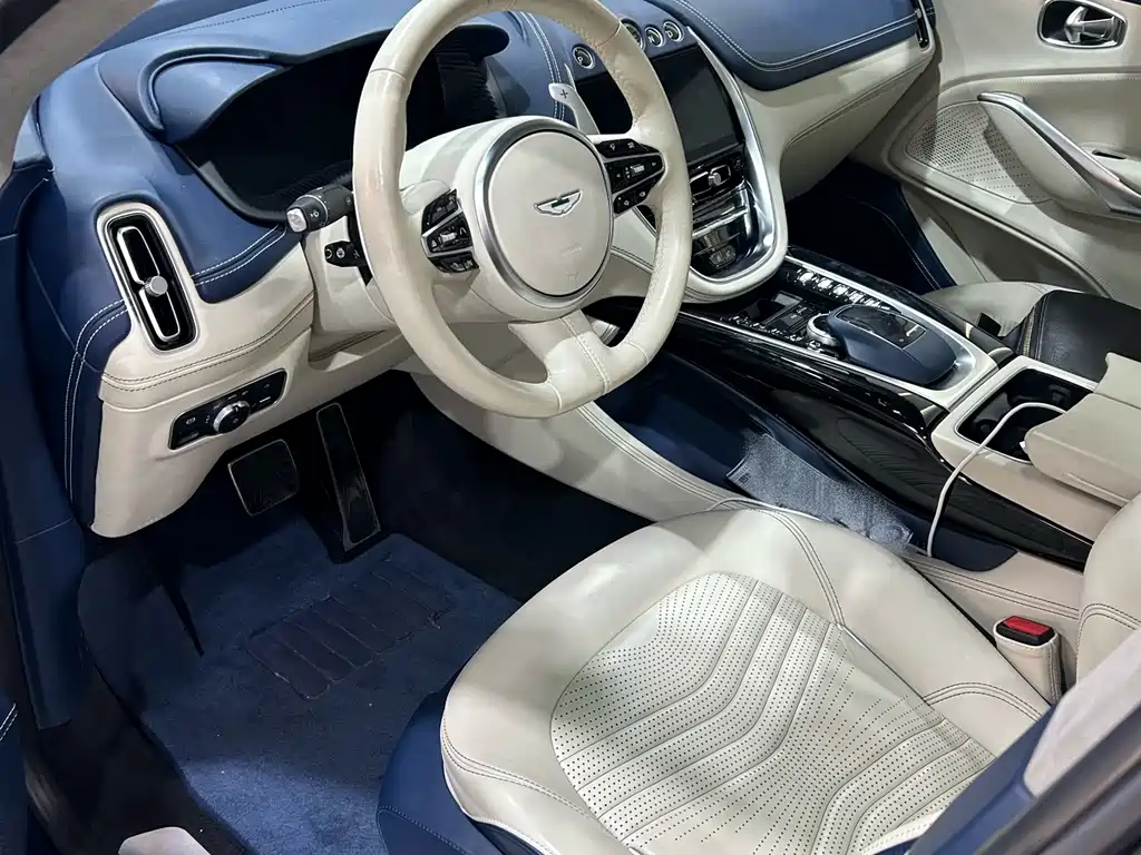 Aston Martin DBX 4.0 T V8