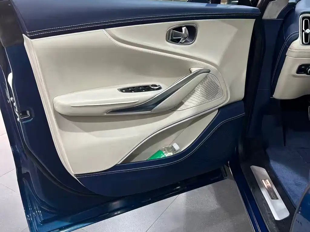 Aston Martin DBX 4.0 T V8