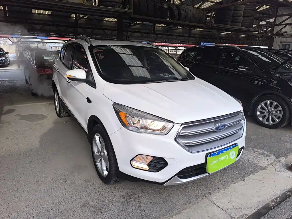Kuga EcoBoost 245 4 WD Platinum Wing