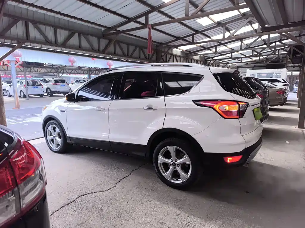 Kuga EcoBoost 245 4 WD Platinum Wing