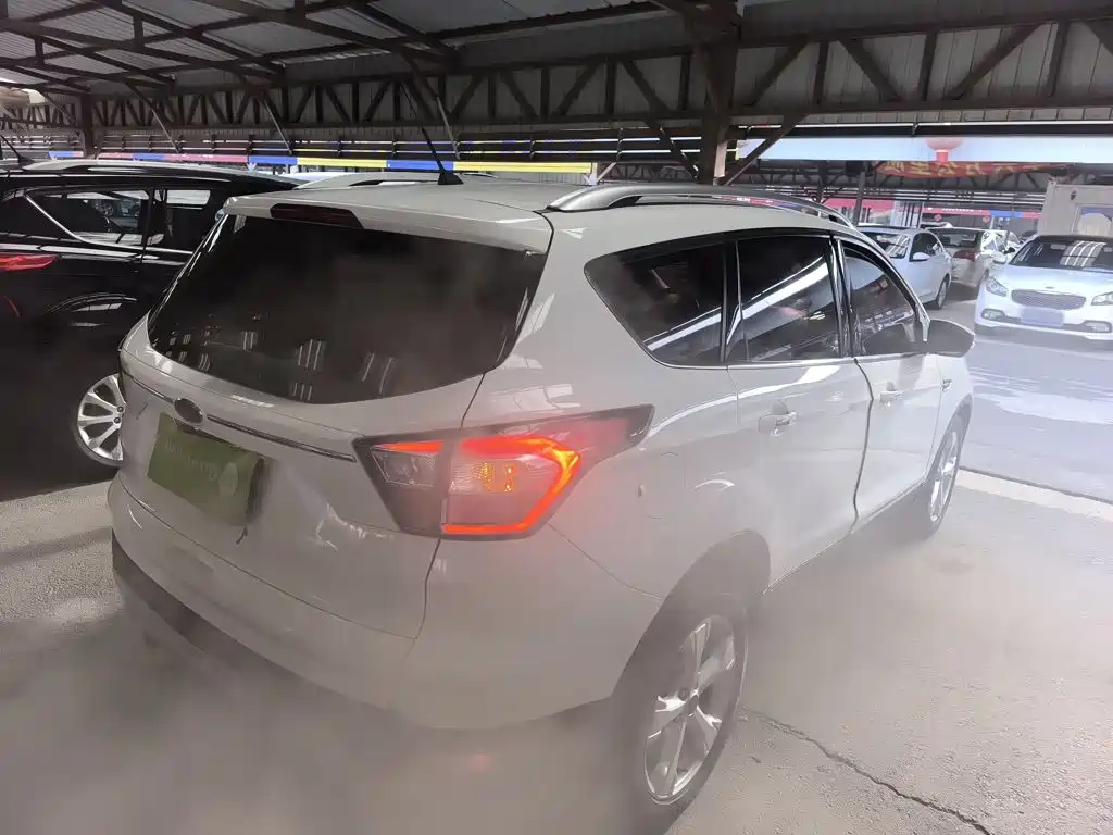 Kuga EcoBoost 245 4 WD Platinum Wing