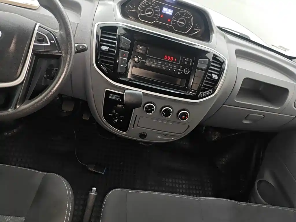 Xintu V80 2.0 T AMT Classic Aoyuntong SWB Mid Roof 5 6-seat