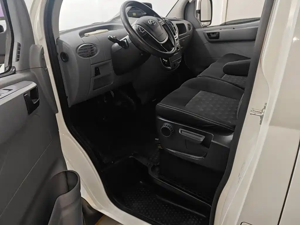 Xintu V80 2.0 T AMT Classic Aoyuntong SWB Mid Roof 5 6-seat