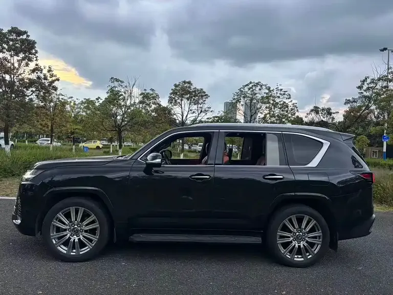 Lexus LX 600