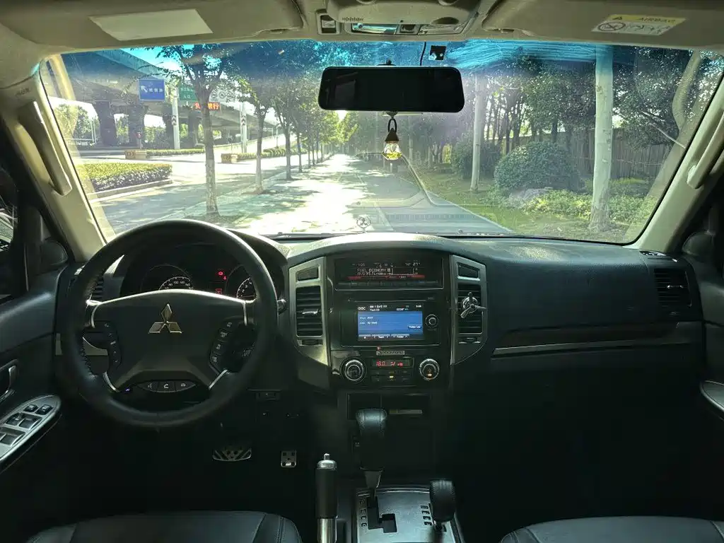 Pajero (Import) 3.8 L US Spec