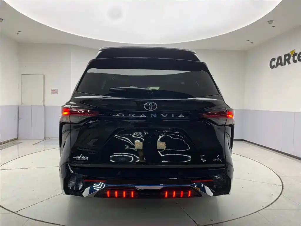 Granvia 2.5 L Auto