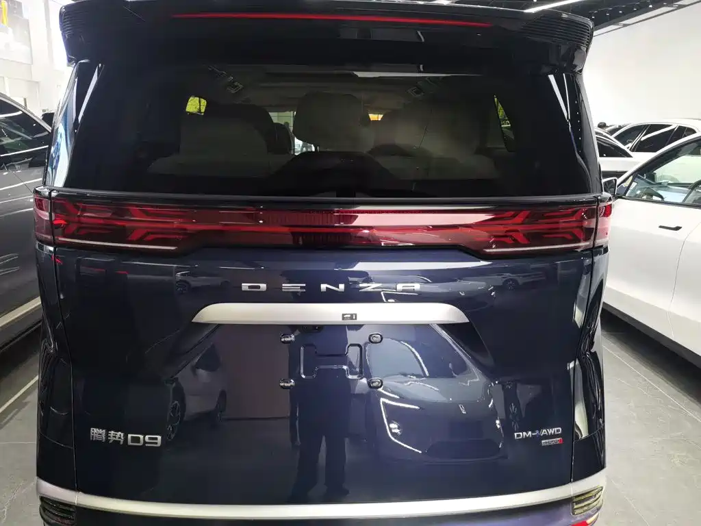 Denza D9 DM-i Smart Drive 1020 4 WD Flagship