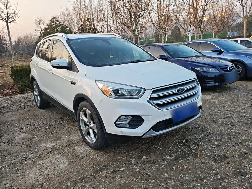 Kuga EcoBoost 180 2 WD Platinum Wing