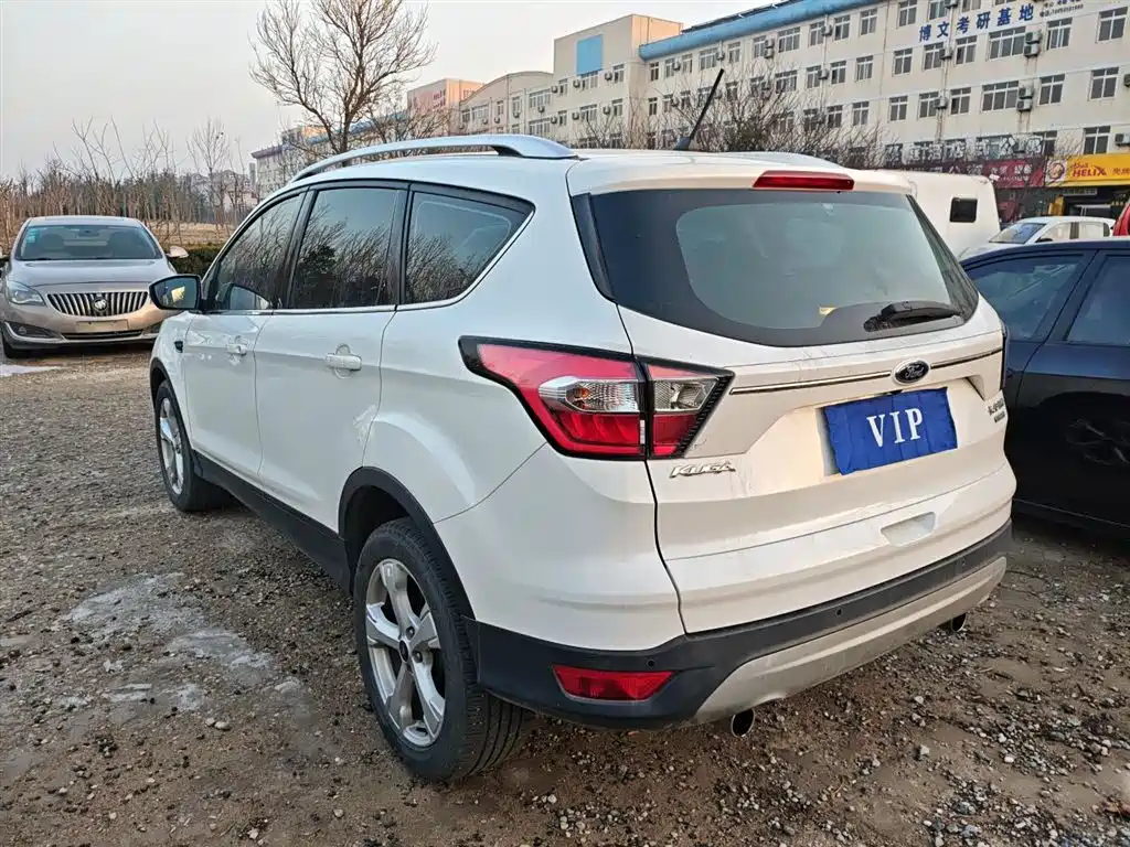 Kuga EcoBoost 180 2 WD Platinum Wing