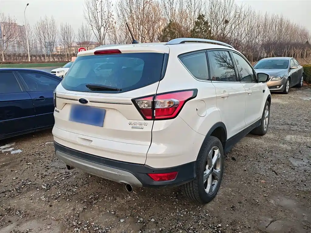 Kuga EcoBoost 180 2 WD Platinum Wing