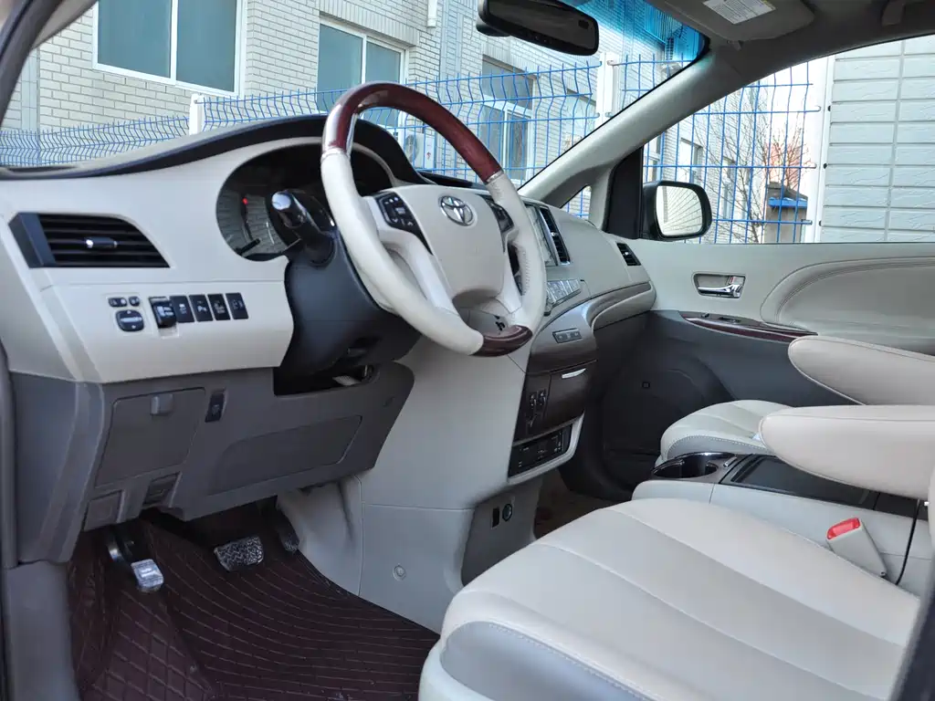 SIENNA 3.5 L 4 WD Auto