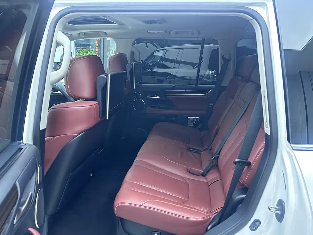Lexus LX 570 Canada Spec