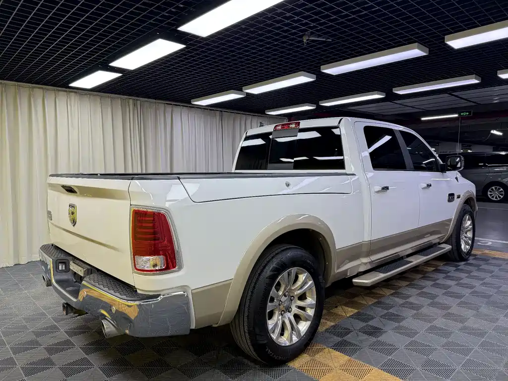 RAM Trucks 5.7 L Auto