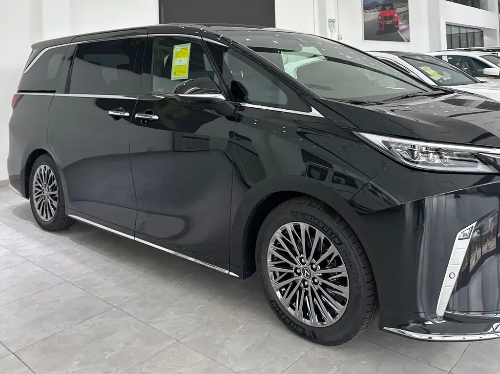 Lexus LM 350 h 4-seat EU Spec