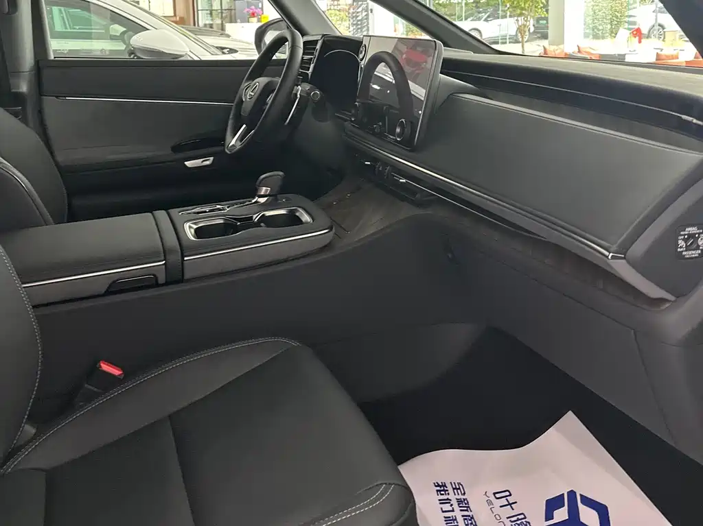 Lexus LM 350 h 4-seat EU Spec