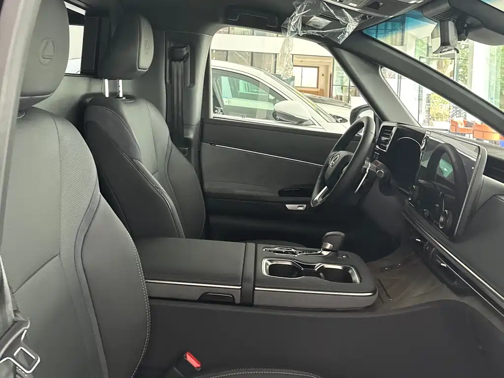 Lexus LM 350 h 4-seat EU Spec