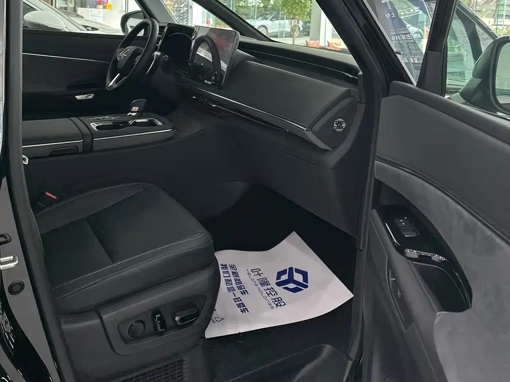 Lexus LM 350 h 4-seat EU Spec