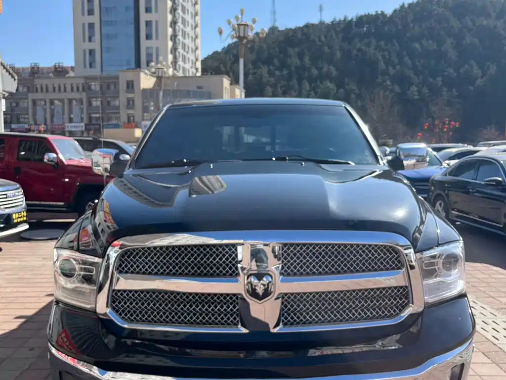 RAM Trucks 5.7 L Auto