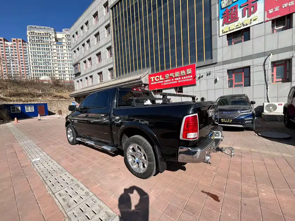 RAM Trucks 5.7 L Auto