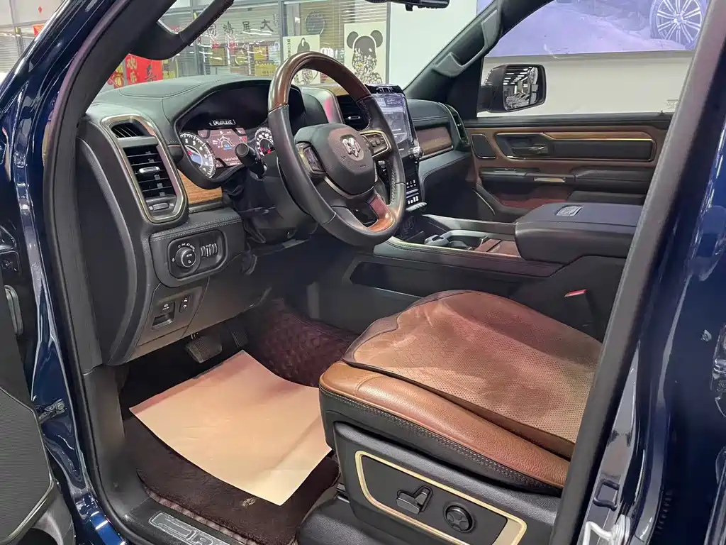 RAM Trucks 5.7 L Auto