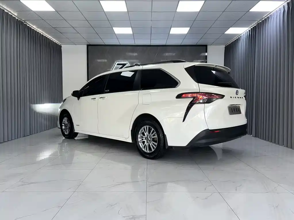 SIENNA 2.5 L Auto